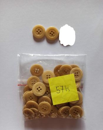 Béžové/svetlohnedé gombíky,