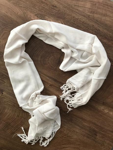 Biely tenký šál, 