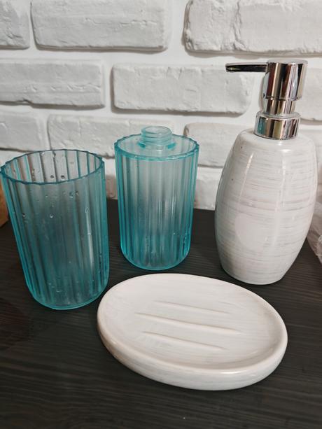 Biela sada do kúpeľne s perleť. nadychom, 