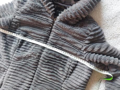 Jemný ľahký kozusok budnicka s kapucou, m