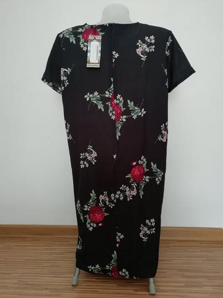 Čierne kvetinové šaty, 38