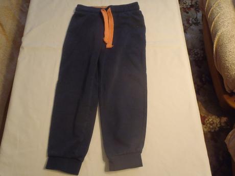 Tmavomodré tepláky, lupilu,104