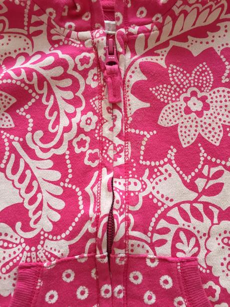 Mikinka s kapucou, 98