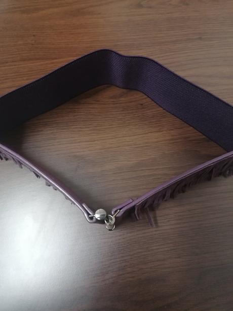 Opasok na gumu so strapcami, 