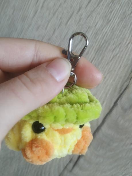 (kľúčenka) kuriatko s žabaciou čiapočkou, 