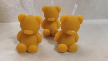 Medvedík - sviečka z včelieho vosku,