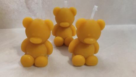 Medvedík - sviečka z včelieho vosku, 