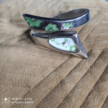 Hodinky s pevným náramkom, 