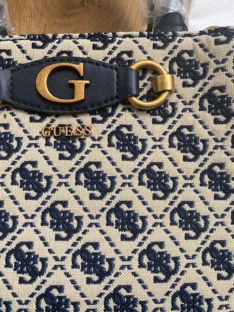 Guess kabelka izzy, guess