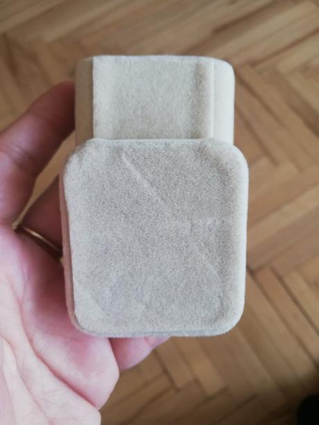 Zamatová darčeková krabička na šperk,