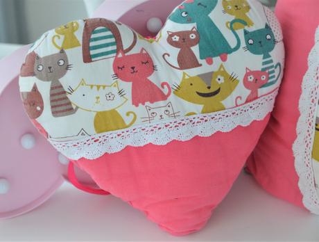 Vankúš+závesné srdiečko s mačičkami, 