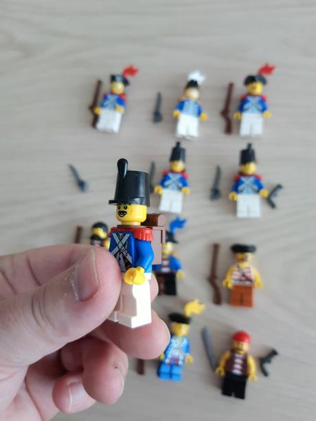 Predám lego mix nových vojakov a pirátov,