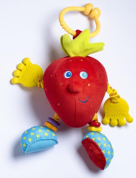 Tiny love závesná hračka jahoda s červíkom,