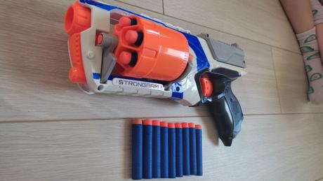 Nerf strongarm s postou, 