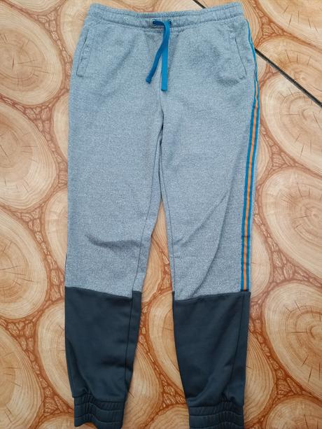 Šedé tepláky, 146