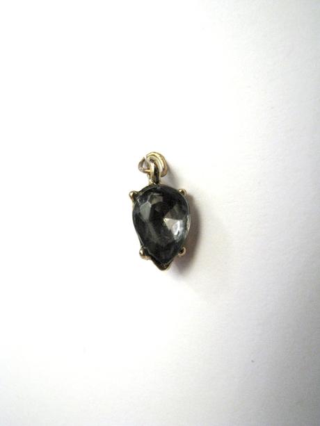 Mini tmavosivý prívesok kvapka,