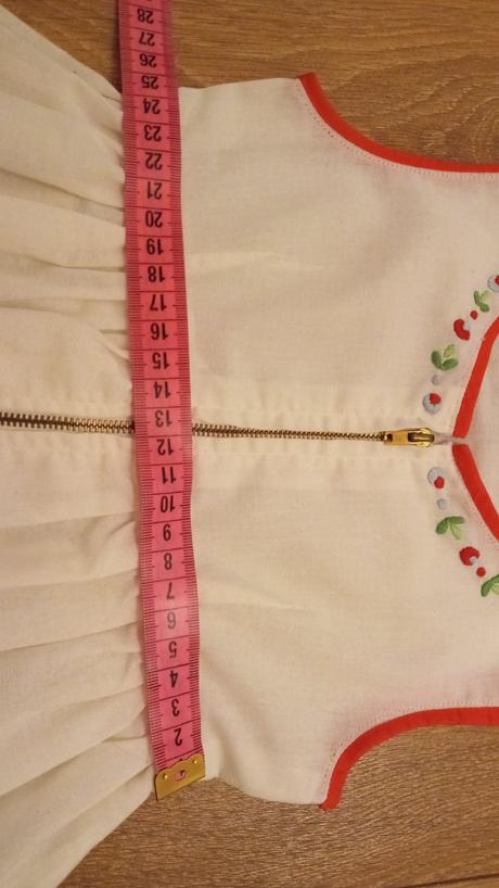 Predám vyšívané dievčenské šaty na 2 roky, 98