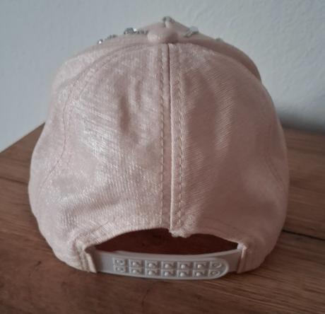 Šiltovka zdobená kamienkami, 128