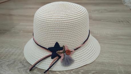 Slamený klobúčik, 54