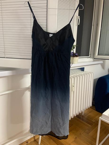 Šaty šedočierne, s