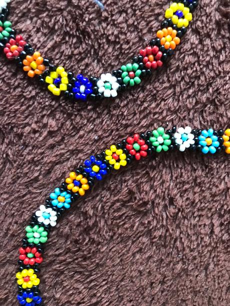 Naramok a nahrdelnik s kvetinkami z goraliek,