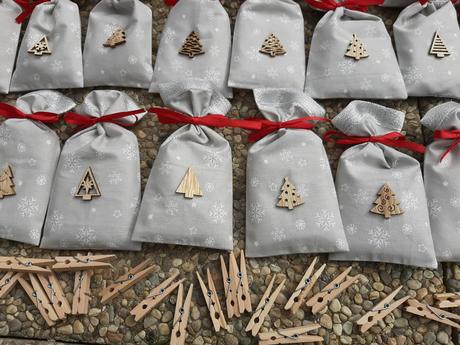 Adventný kalendár - sivý s červenými stuhami., 