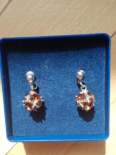 Bižutérne náušnice s hnedými kamienkami, 