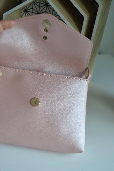 Dievčenská perleťovo ružová crossbody kabelka,