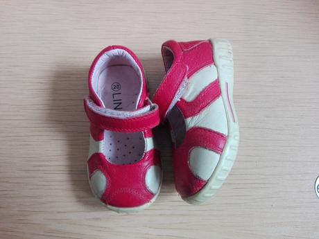 Cervene sandalky, 20