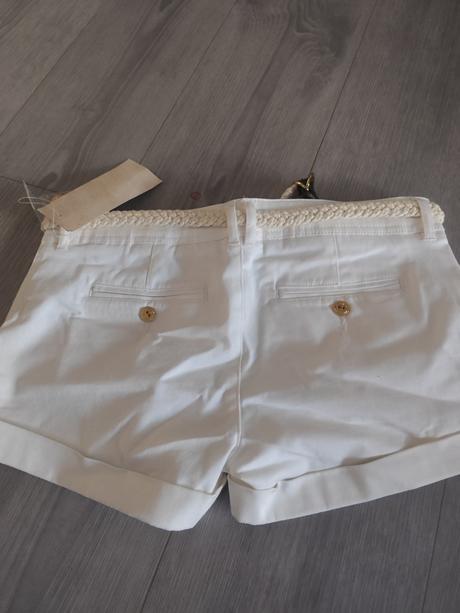 Kraťasy elegantné s opaskom ešte sú s vysačkou, s