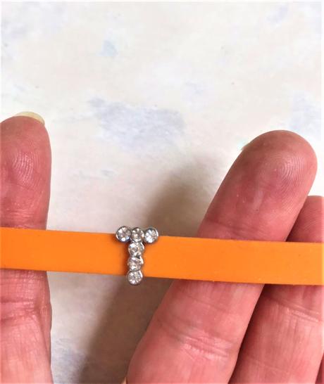 Plastový náramok s monogramom t, 