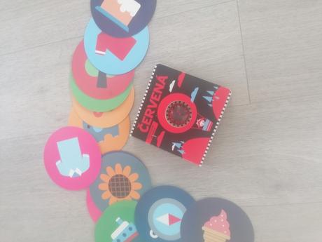 Kontrastna kniha s hrkalkou a karticky, 