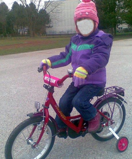 Dievčenský bicykel 16 s pomocnými kolieskami., 16