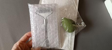 Kovový massage roller masážny strojček na tvár, 