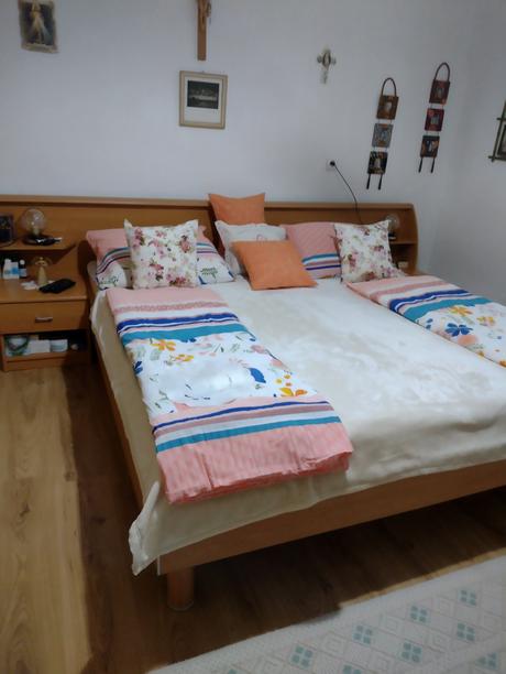 Predám manželskú posteľ rošty madrace 4ks a stálne, 