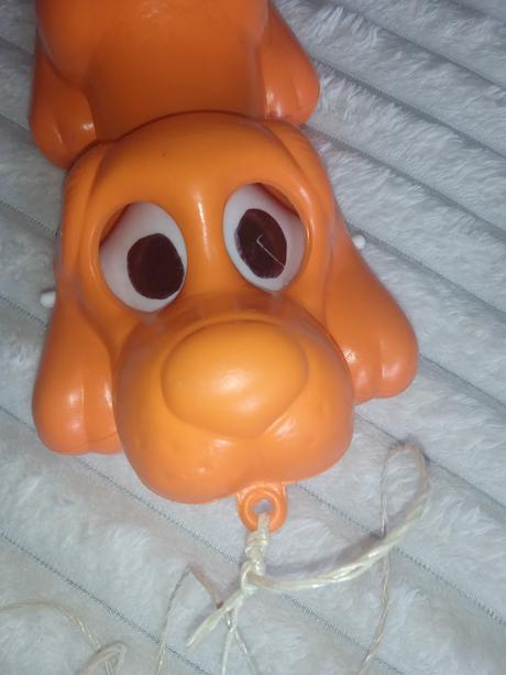 Plastový pes, smer vintage,