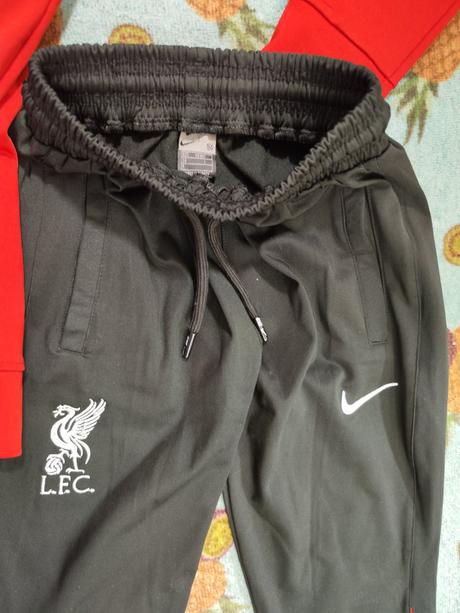 Predam novu supravu cerveno ciernu liverpool, nike,164