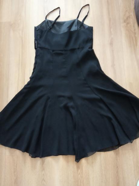 Čierne spoločenské šaty, 40