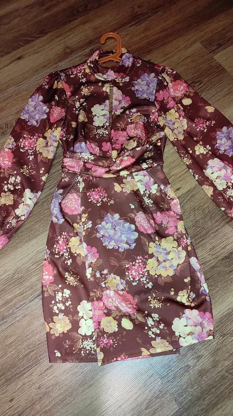 Šaty s holým chrbátom, s