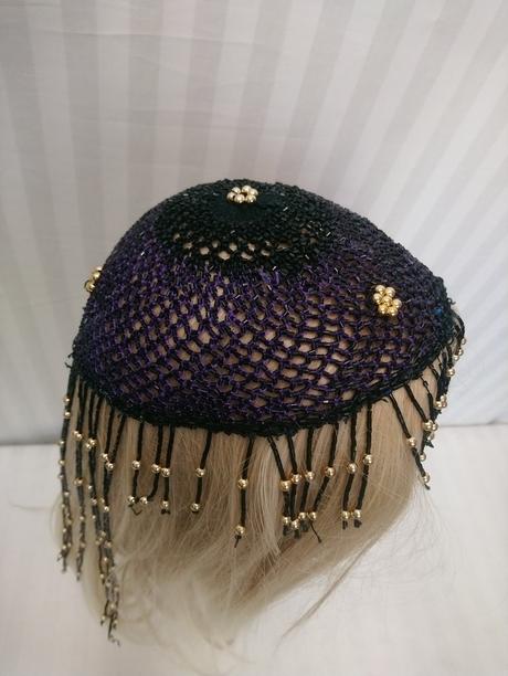 Fialová a čierna korálková čiapka, zlaté korálky,