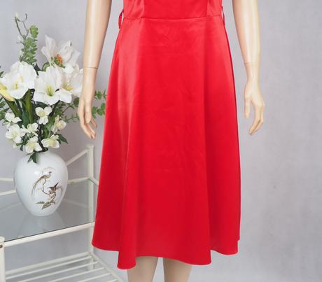 Kvalitné saténové šaty, s