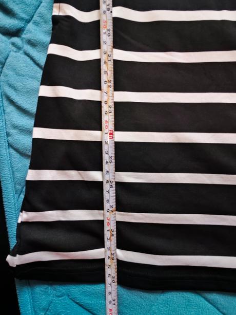 Mini šaty s krátkym rukávom, vzadu prekrizene, s