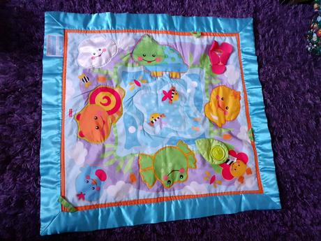 Hracia deka s rôznymi hračkami,