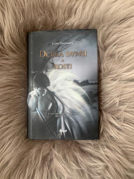 Kniha- dcéra dymu a kostí, 