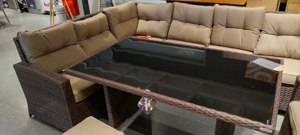 Je čierne sklo na ratanovom stole bezpečné?