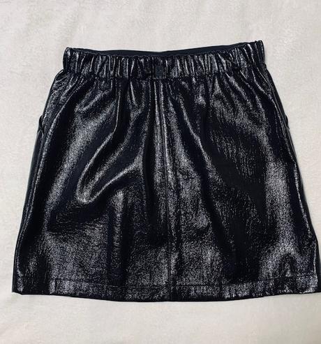 Kratšia sukňa z lesklej ekokože na gumičku magenta, m / s