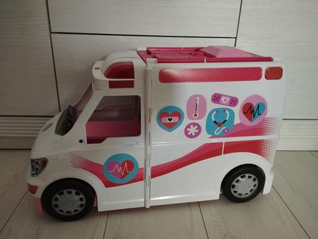 Barbie sanitka,