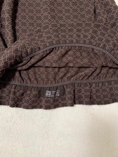 Top s gumičkami a volánikom značky sisi, l