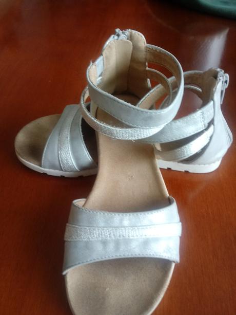 Sandalky pre princezné, 33