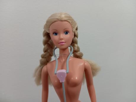 Stolík pre barbie s doplnkami,